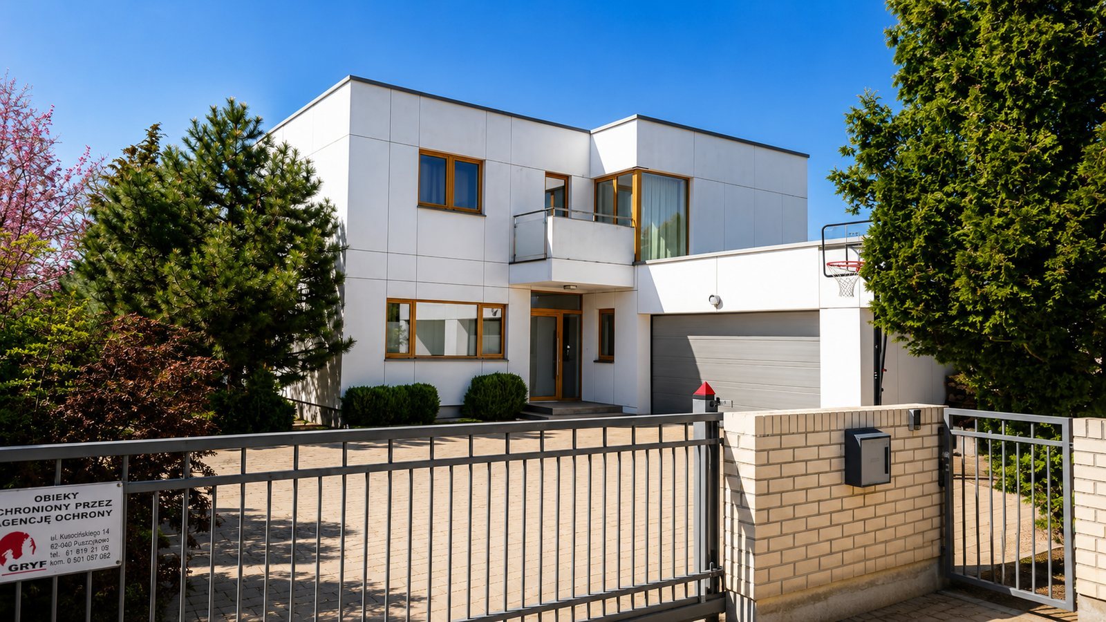 Nowoczesny dom z jasną elewacją - zdjęcie 3